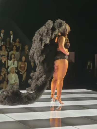 Angle of Ashley’s wagon from the Victoria Secret show (10/15/25)
