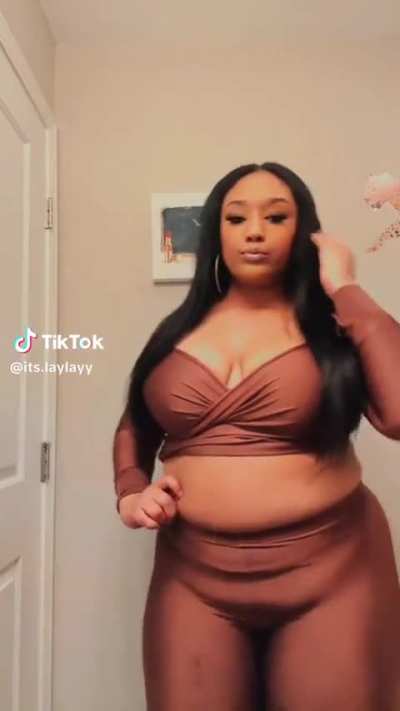 She thick 🤤🍑