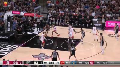 [Highlight] Wembanyama with the spin cycle to reverse jam and foul (with replay)