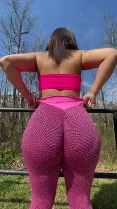 Don’t you just love the leggings 😍