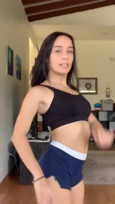 Love her outfit here @deana.rosee