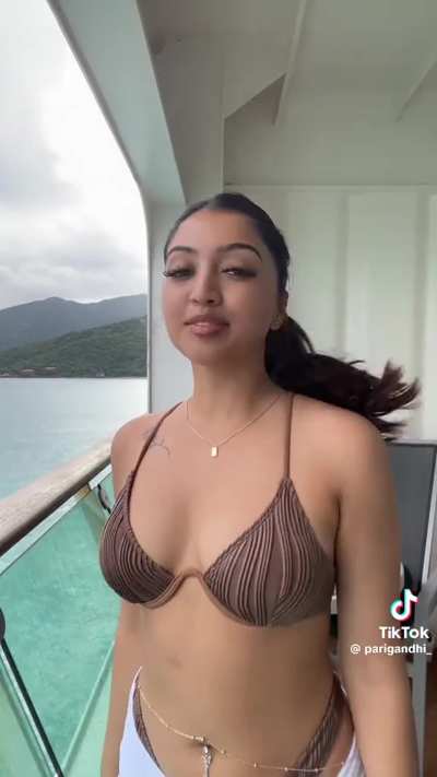 Pari looking hot