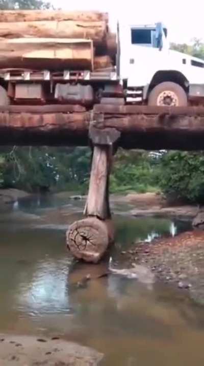 It is not correct to cross this bridge, even if the truck 🚚from the paperboard....!!!