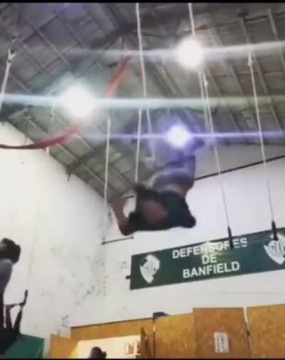 Argentina: Atleta de alto rendimiento en columpio
