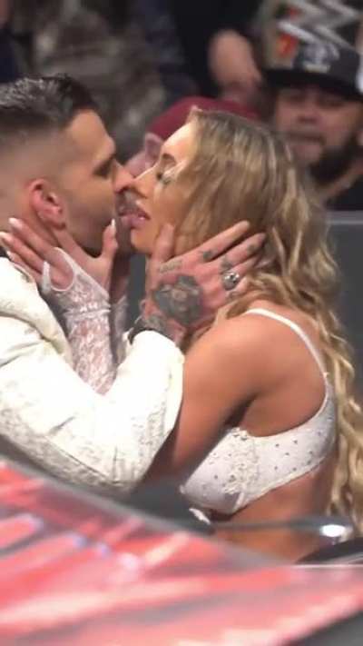 Making Out😍