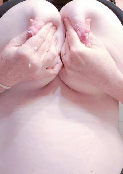 I am a damn sexy redheaded milf at 33. Suck these dry, daddy
