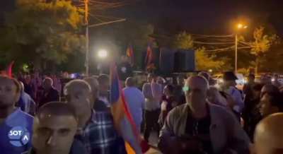 «Прощай, немытая Россия, страна рабов, страна господ!» — у посольства РФ в Ереване кричат «Лавров — с*ка» и «Путин — ху*ло»