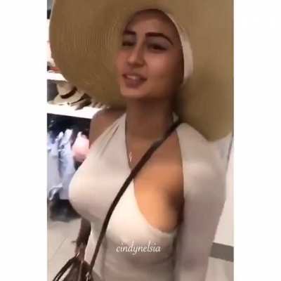 So busty 😍