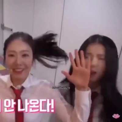 Sinb hits eunhas face. 😅