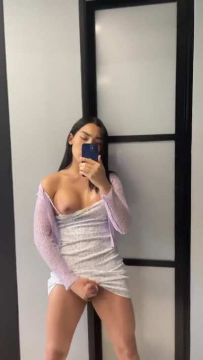 T-girl cumming on a mirror