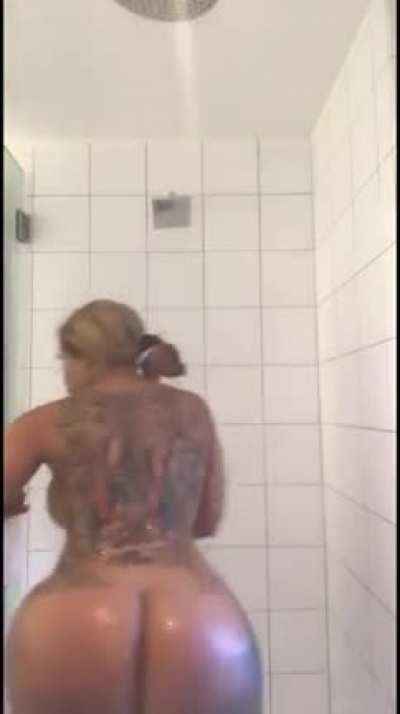 Never was a fan of women with surgery done...BUT I WOULD MAKE AN EXCEPTION FOR BUNZ4EVER!!! #DONK<wbr>EYBOO<wbr>TYCER<wbr>TIFIE<wbr>D