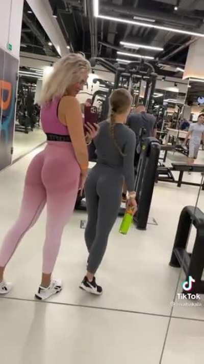 2 hot gym girls