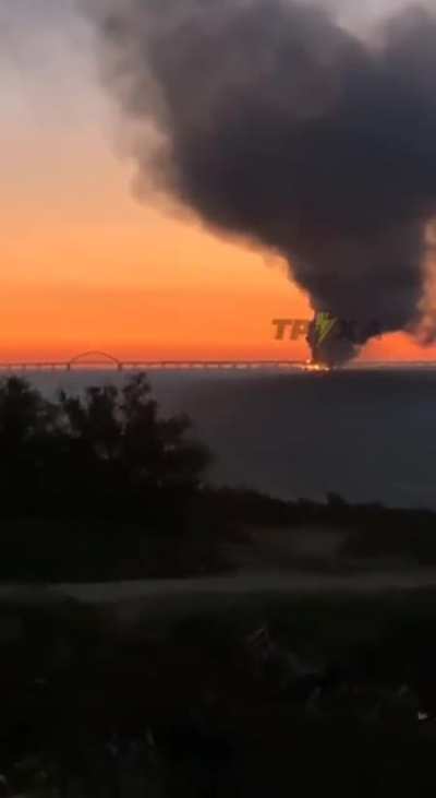 Kerch bridge in Crimea this morning. Someone decided to smoke nearby