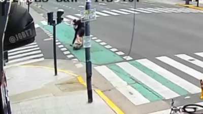 Woman takes down a bike-riding phone thief and holds him until police arrive