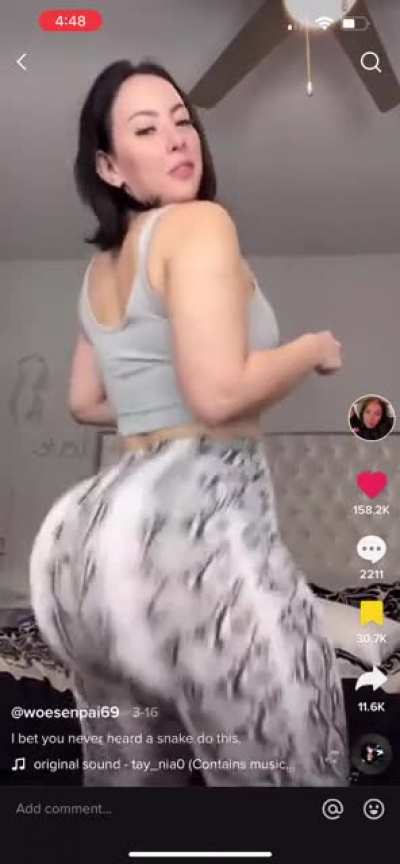 Gotta be one of the best asses I don’t care if it’s fake I’ll still smash