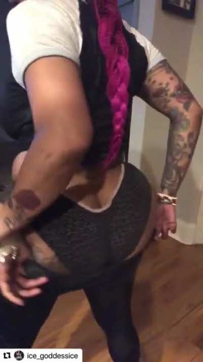 Look at that crack🍆🍑