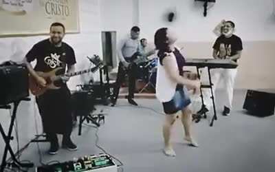 o cara meteu o solo de November Rain no culto