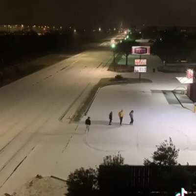Las pibas: Mirad la nieve. Hagamos un muñeco.///Los pibes