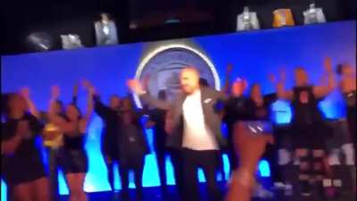 Pep dancing to Dua Lipa's Levitating (credits: @wengite)