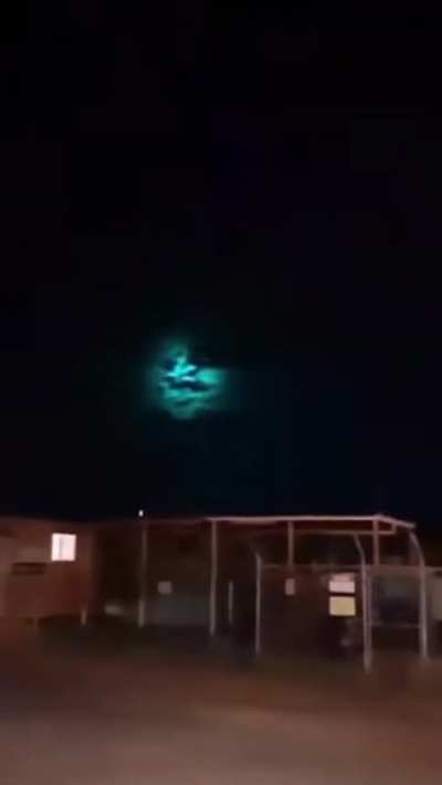 Luz produzida por um meteoro no escuro