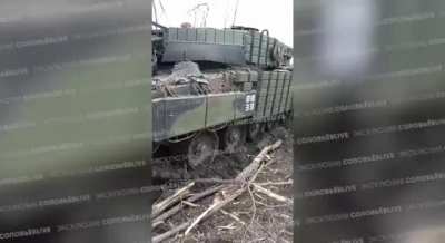 Russian soldiers posing with Leopard2a4 near Rabotino, it will be evacuated to rear soon