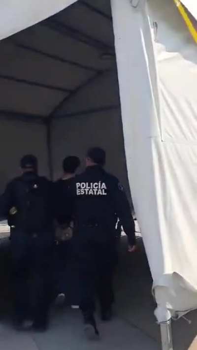 Con una cámara oculta en el tenis, este sujeto fue captado grabando a mujeres por debajo de la falda en la Feria De Puebla. El sujeto fue detenido y puesto a disposición de las autoridades. 