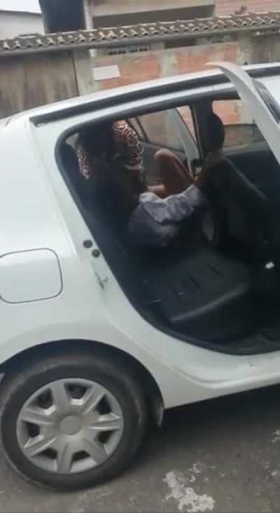 Two woman fighting inside an uber
