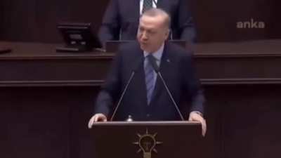 Bizzat araştırdım. Reis bir mağarada kalıyormuş. kendisinin hz.mami'ye özendiğini düşünüyorum. Saray falan diyenler var onlara itibar etmeyin.