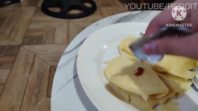 How to eat pancake and ketchup