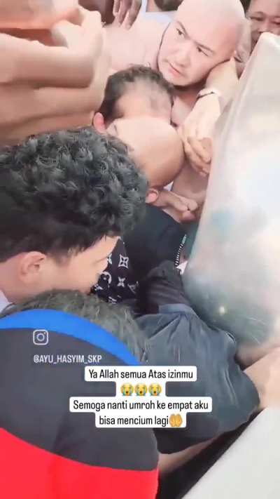 Kizi Kabe'ye dayamis, bildigin sikiyor. Ne oluyor la burda ?