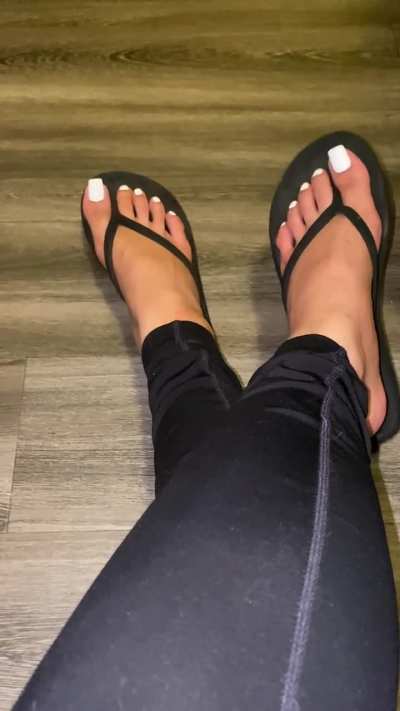 Nothing feels better coming home and finally get to wear flip flops 🩴 