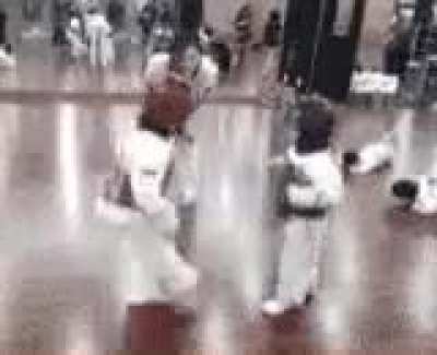 ohh the back kick!