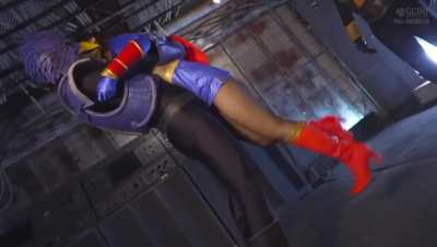 Une supergirl japonaise subit un boston crab suivi d'un bearhug