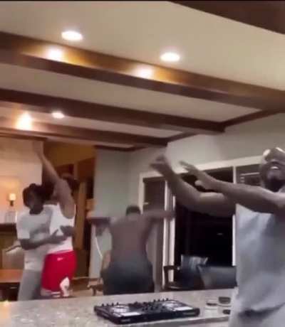 Los panas y yo , los panas y yo cuando vamos a la sección de comentarios en un vídeo de Woshingo