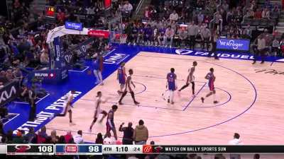 [Highlight] Tyler Herro with the tough Dagger!