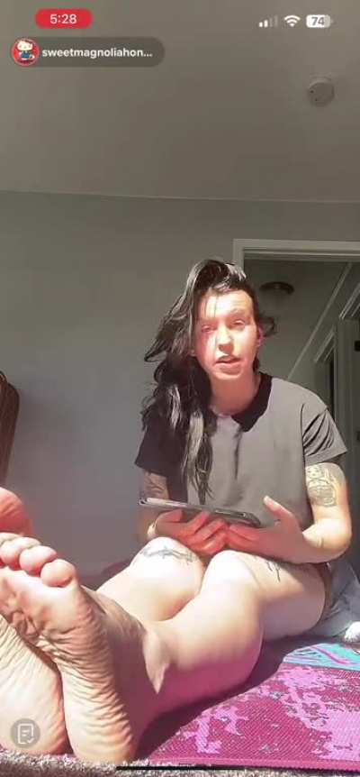Look at the way the sun hits those soles! sweetmagnoliahoney Live