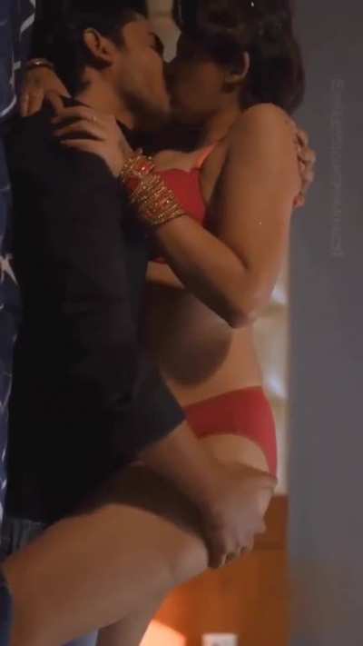 Ayesha Kapoor flaunting het thighs milky tandoori thighs in this very hot suhagrat scene from her latest webse<wbr>ries'<wbr>Siyap<wbr>a'fro<wbr>m primeshots