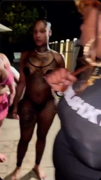 Invite Twerksum to your Pool Party… This How She Shows Up! 👍🏽