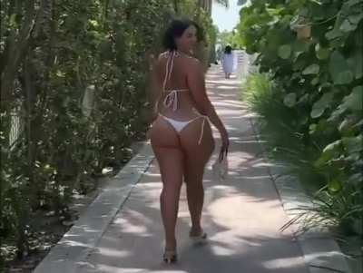 Yall think Julz should have bagged Kanye 👀