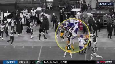 [Highlight] Justin Jefferson removes his helmet and accidentally hits an official with it