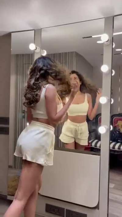 Nikki Tamboli has a curvy, busty body that's built for sex... 🔥🔥🍆🍆💦<wbr>💦