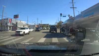 [OC] Oncoming white BMV SUV uses left turn lane as his own personal thoroughfare in rush hour