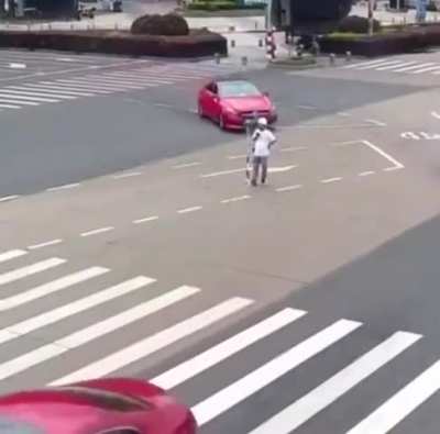 宁波一道路<wbr>测绘员站在<wbr>路中间工作<wbr>，被开车玩<wbr>手机的女司<wbr>机撞飞！