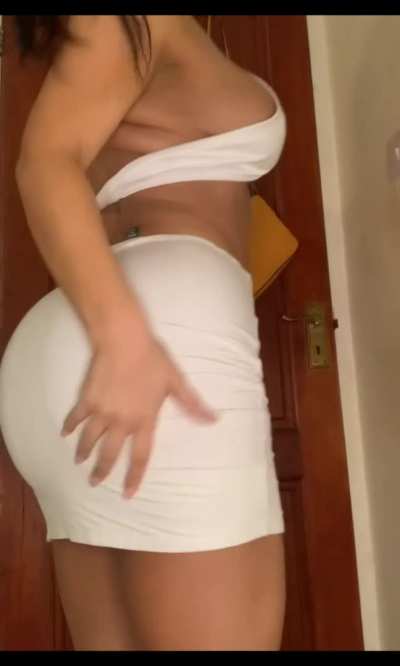 5’10 Amazon babe with hella jiggle x