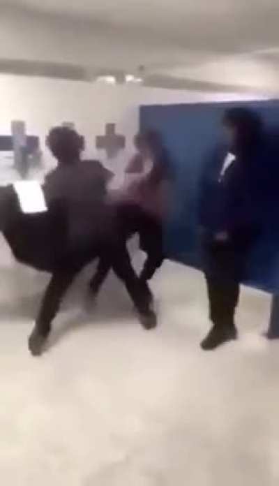 Goku le gana