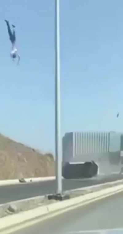 El tipo iba como rehilete por el aire. Conduzcan con precaución muchach@s.