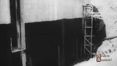 Bugün bu videoyu tekrar izledim. Hıçkıra hıçkıra ağladım. yaklaşık 85 yıl önce atamın söylediği çoğu şeyi gerçekleştiremediğimiz için utanmalıyız.