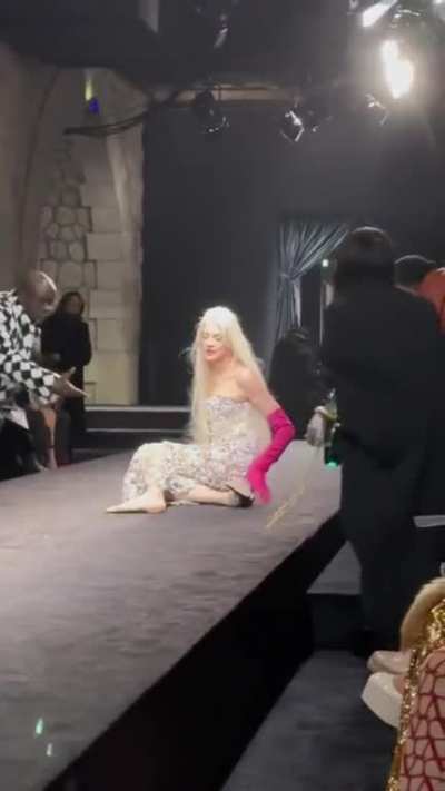 To walk in heels