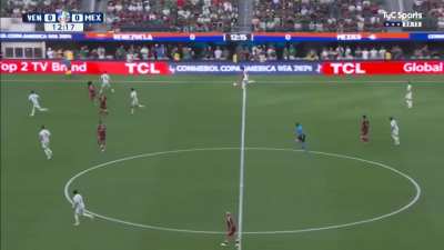 Los mexicanos gritan “ole” a los 12’ con el partido 0-0 y el relator Argentino no lo dejó pasar: “De nuevo con esta estupidez”.