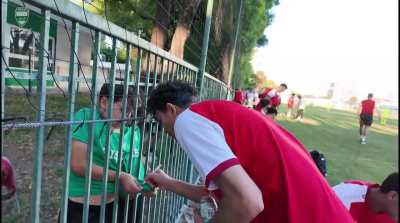 Seleccion de Iraq entrenando en el Colegio Irlandes y formando autografos